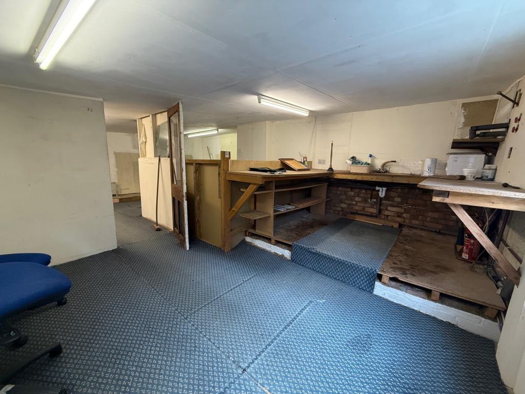 Lot: 28 - VACANT COMMERCIAL PREMISES - RETAIL OR STUDIO UNIT - First floor kitchenette area